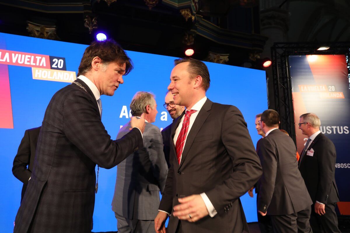 Wethouder Klaas Verschuure (rechts) met burgemeester Depla van Breda in 2019 bij de presentatie van La Vuelta in Breda. Foto: Ton van den Berg