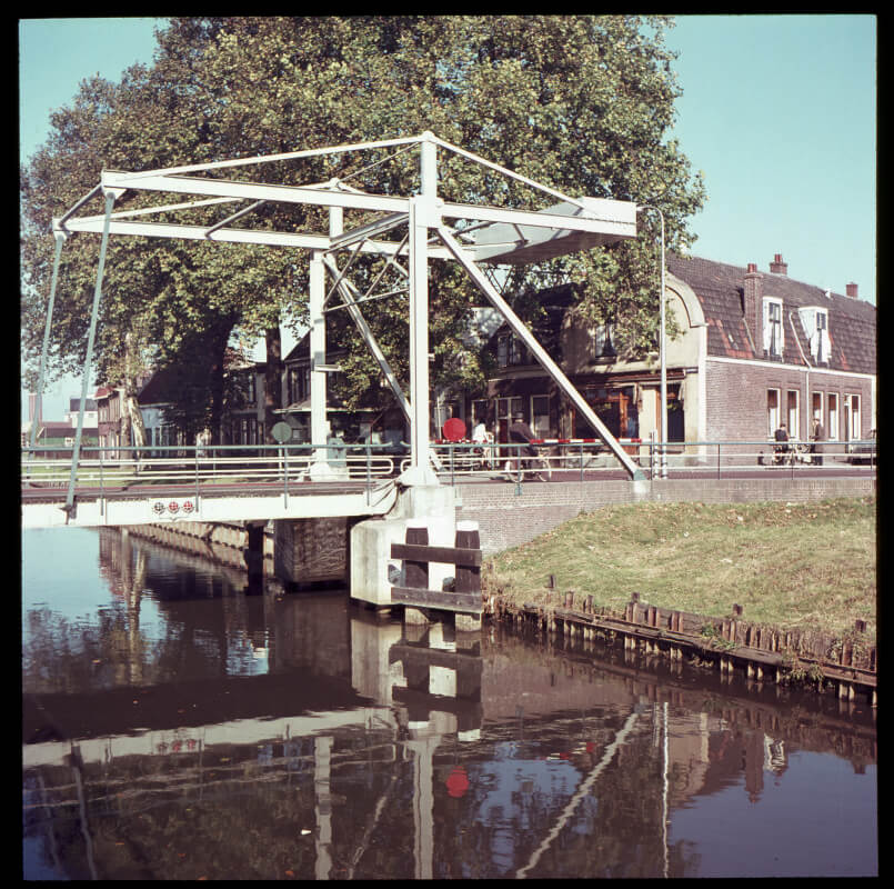 De Rode Brug in de zomer van 1962 met op achtergrond Jagerskade. Foto: Architect Van Dam
