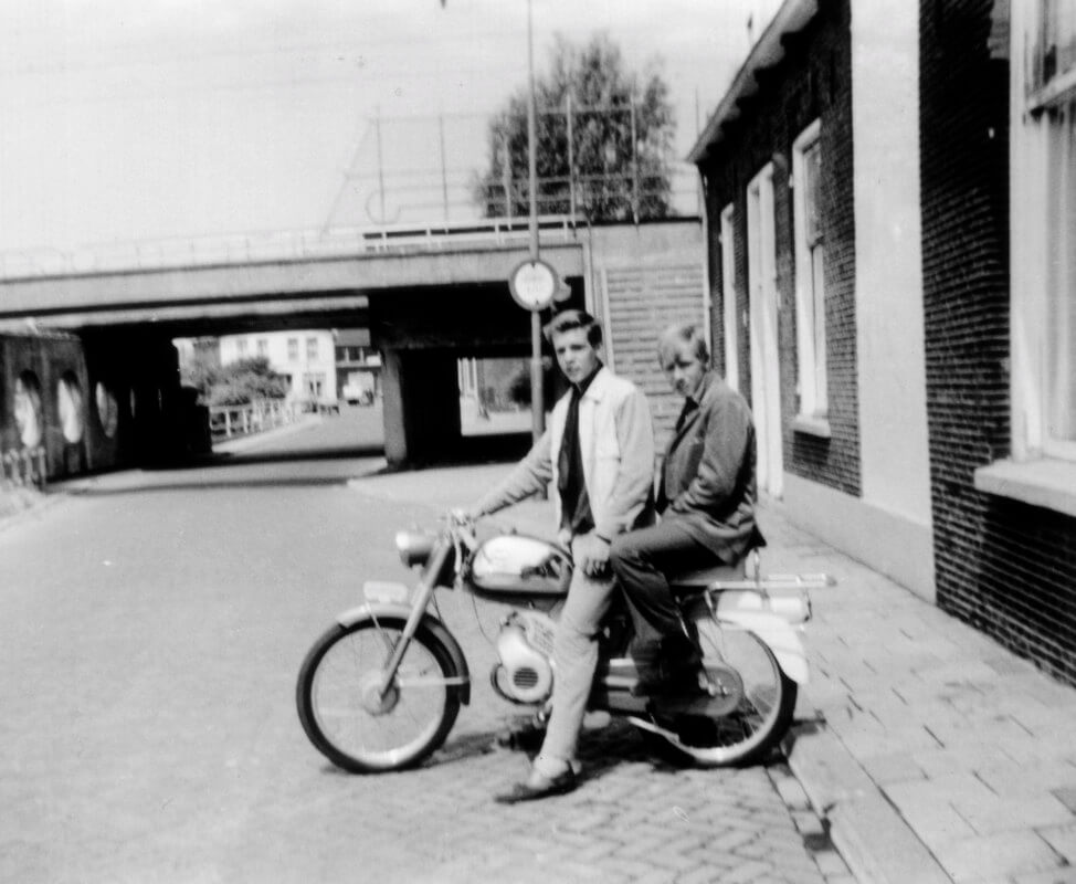 Neef Arie en broer Willem op brommer voor de deur van huis oma en opa aan de Hogelanden. Foto: familiearchief