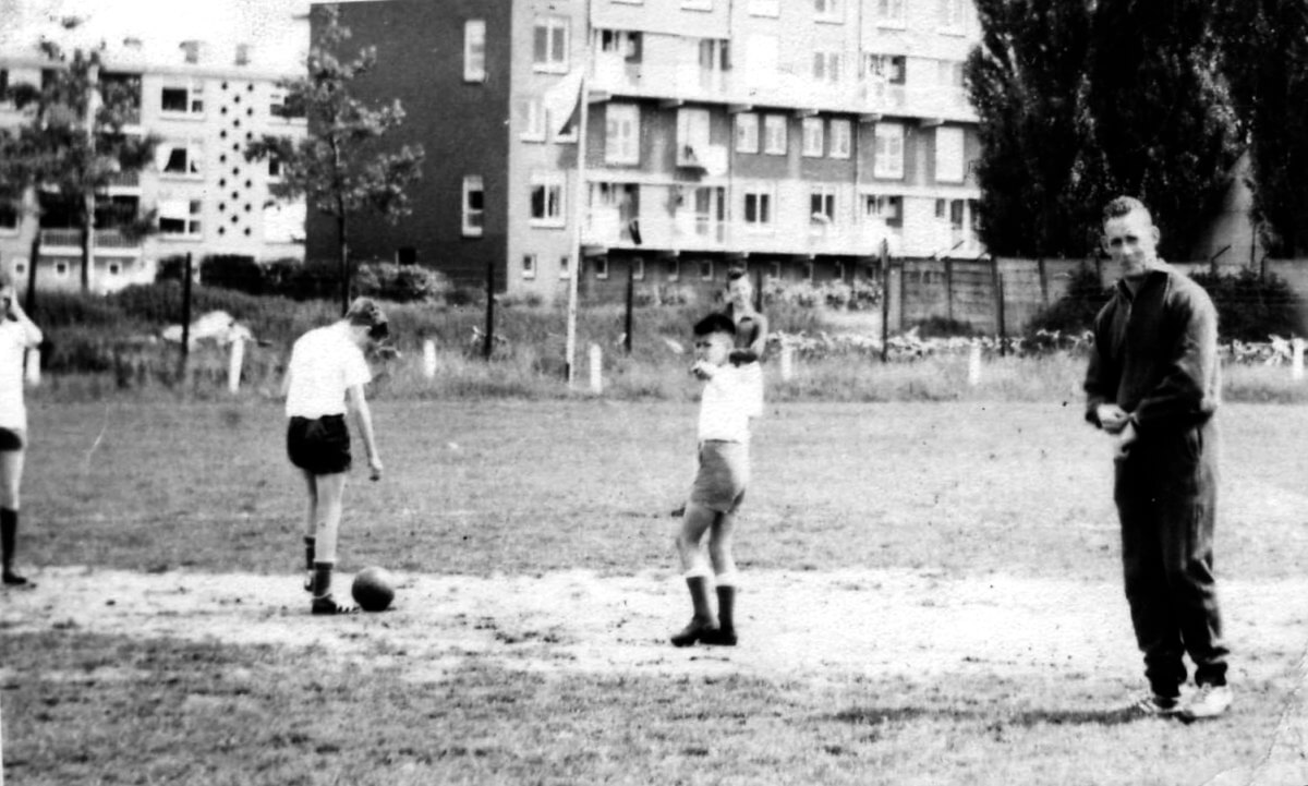 Toon van den Berg (mijn vader) als scheidsrechter op het veld van DWSV aan de Troelstralaan jaren zestig. Foto: familiearchief