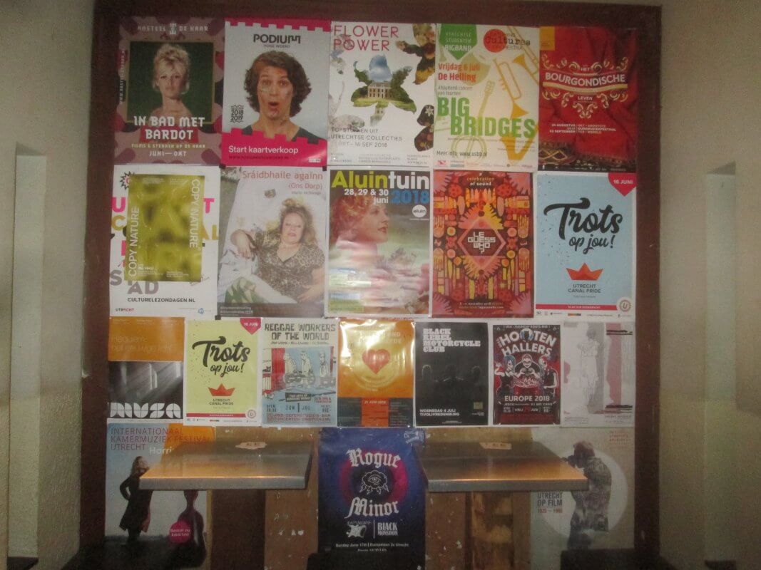 In de stamkroeg van Aluin: theatercafe de Bastaard hangt de poster van de Aluintuin op een centrale plek, tussen het andere culturele aanbod. (2018)