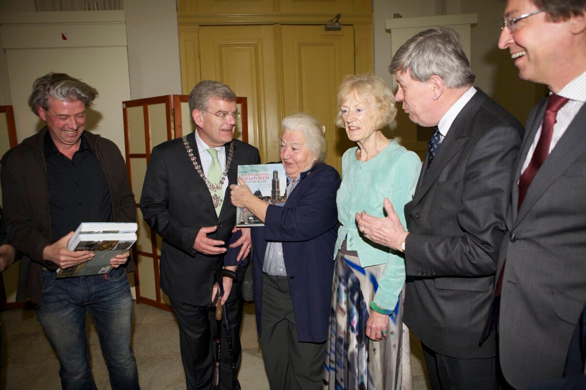 In 2014 Rene de Kam met vijf burgemeesters: Van Zanen, Vos-Van Gortel, Brouwer-Korf, Opstelten en Wolfsen. Foto: Ton van den Berg