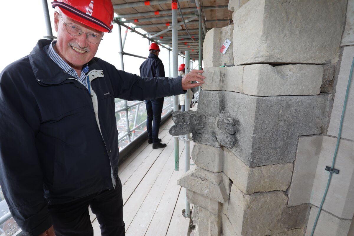 Frans Kipp bij een eeuwenoud stukje Domtoren. Foto: Ton van den Berg