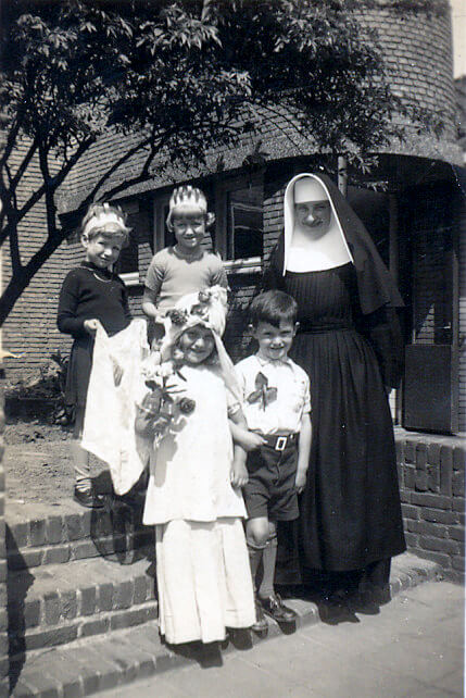 Herman Servaas als ‘bruidegom’ met bruidje bij de Zusters van Liefde. Foto: fam. Servaas