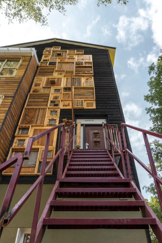 De zijgevel die grotendeels is opgebouwd uit insectenhotels. Foto: Inez Faber