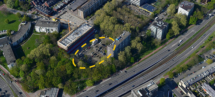 Het parkeerterrein aan het Rachmaninoffplantsoen waar op het linker deel een appartementenflat zou moeten worden gebouwd. Foto: Gemeente Utrecht