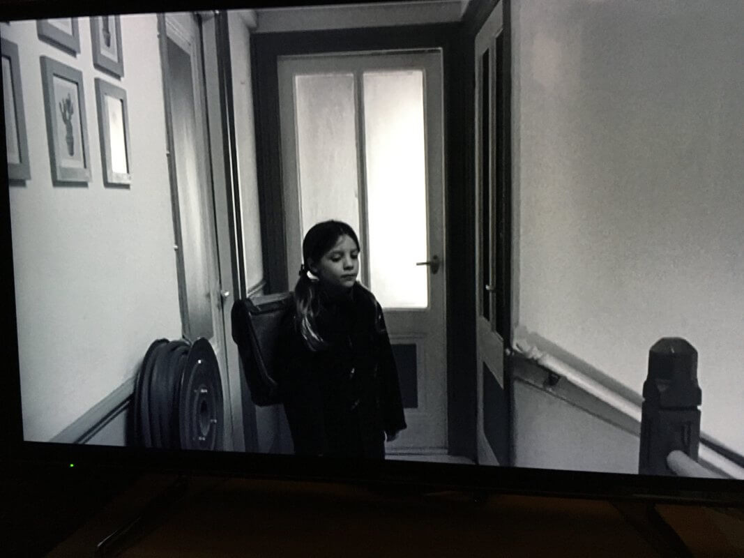 Still uit dvd-film ‘Minoes’ (2001). Bibi met deur links: slaapkamer tante Leen; deur rechts: wc en deur rechtdoor: opoes keuken. Foto: Dik Binnendijk