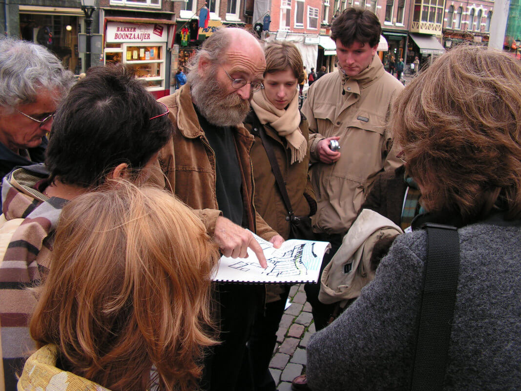 Bart Klück bij een excursie in de binnenstad. Foto: gemeente Utrecht