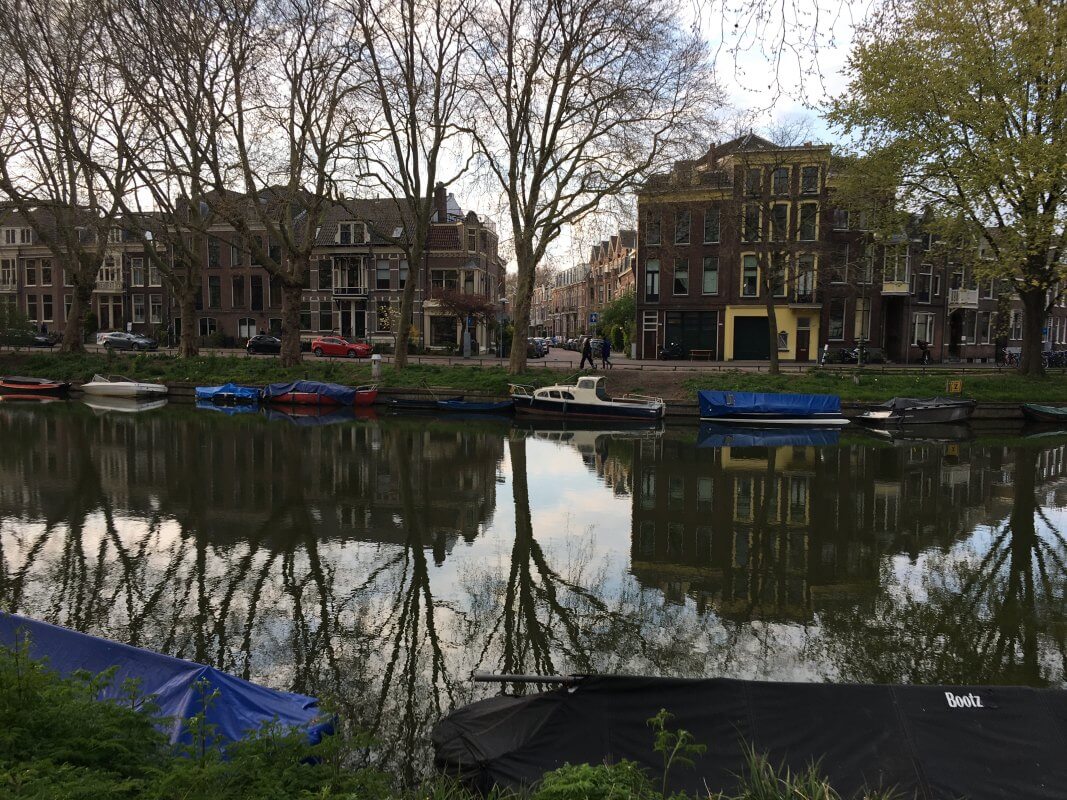 Singel met bootjes, Weerdsingel Oostzijde en de Bergstraat. Foto: Dik Binnendijk