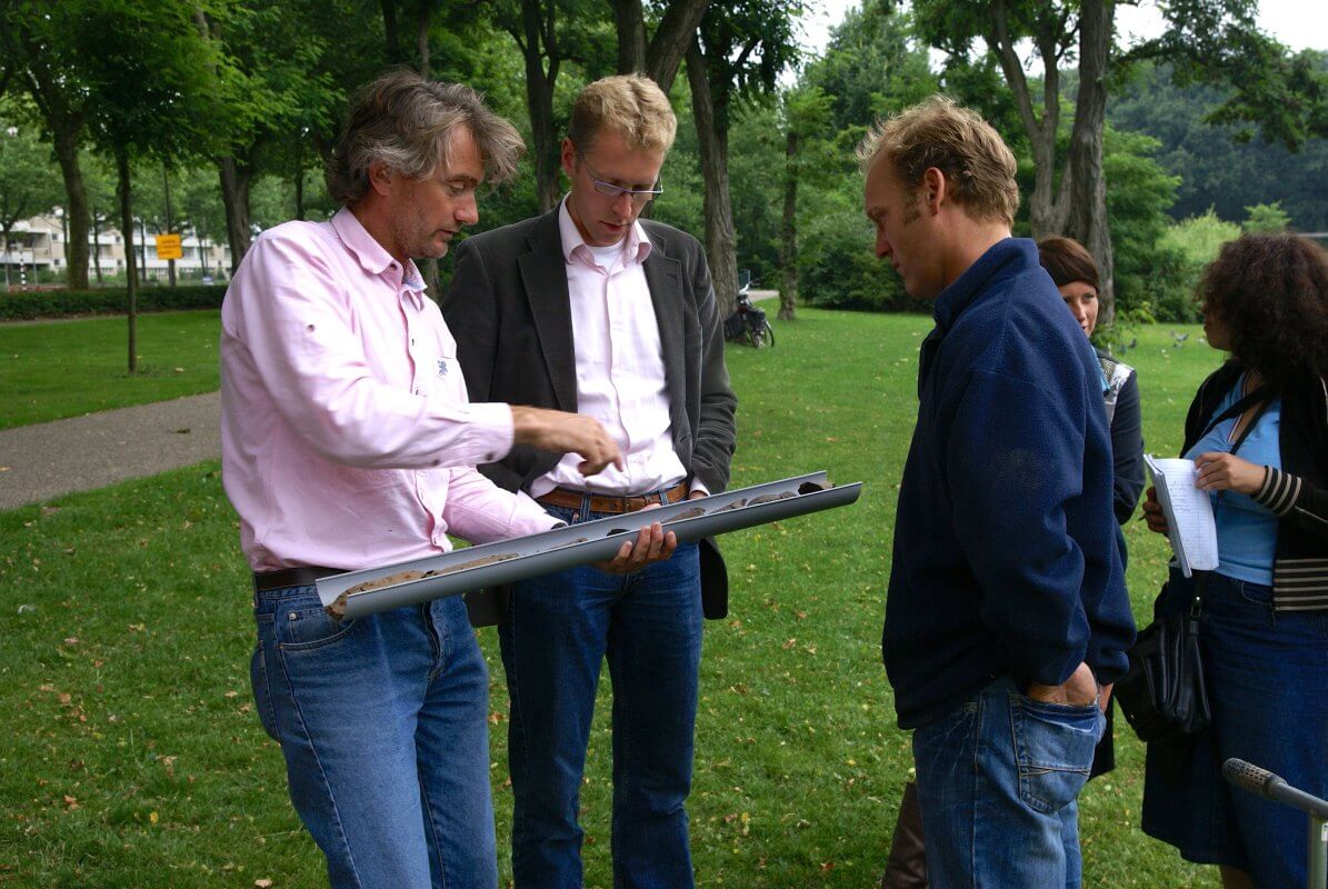 Archeoloog Erik Graafstal laat in 2008 wethouder Harm Jansen in park Transwijk een grondmonster zien met bewijs voor de Limes. Foto: Ton van den Berg