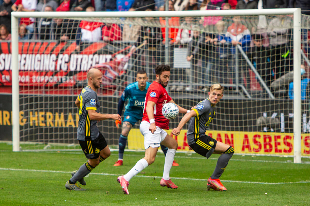 Mahi probeert twee Feyenoorders van zich af te houden.