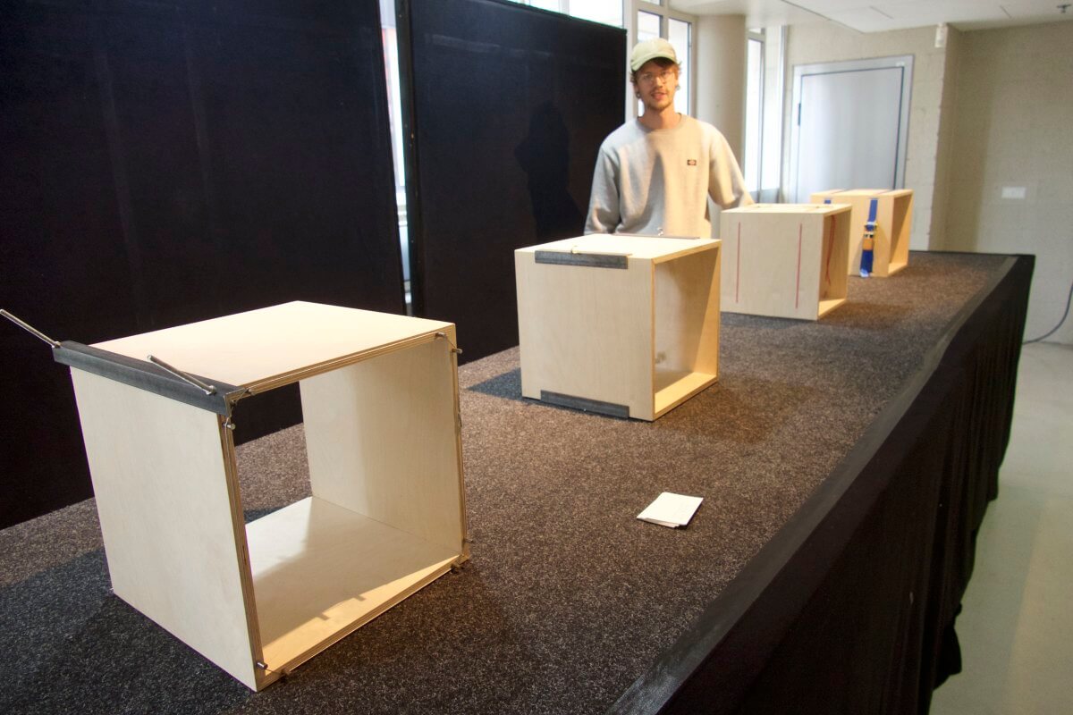 Zowa Rindt bij zijn kubussen met diverse bindelementen, iets wat hij ook toepast in meubelen. Foto: Ton van den Berg