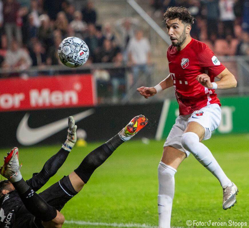 Mahi schiet de bal langs PEC doelman Lamprou en maakt de vierde voor FC Utrecht.