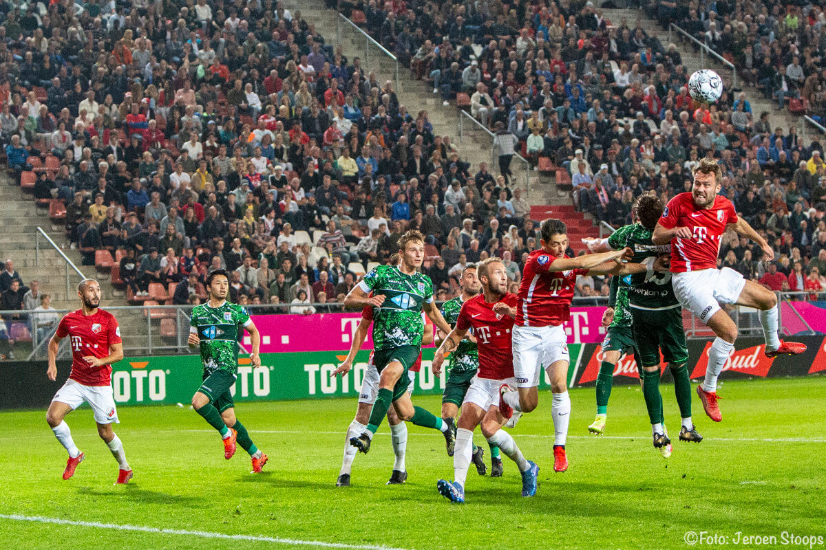 Luchtduel met Van der Streek voor de volle tribunes in Galgenwaard.