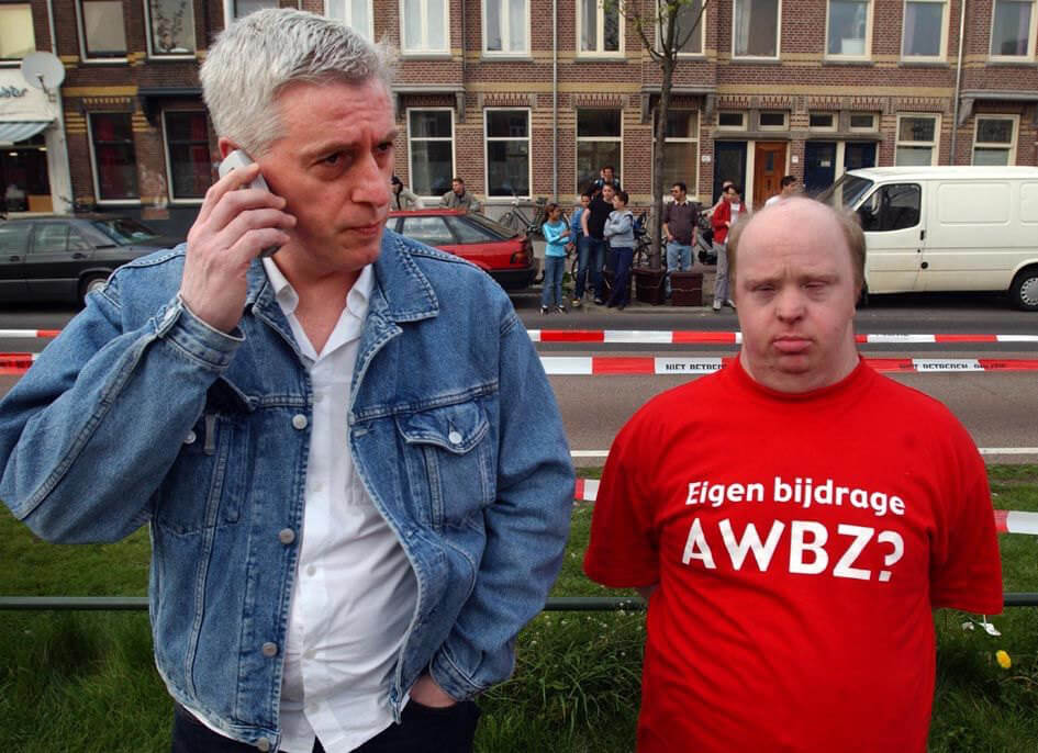 Jantje Rolink en verslaggever Ton van den Berg op de Vleutenseweg in 2004 waar een ongeval had plaatsgevonden. Foto: archief Nieuws030