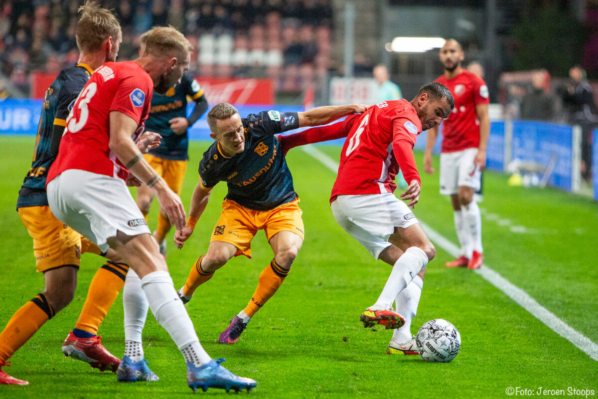 Maher probeert een Fries van zich af te houden. Fotoreportage: Jeroen Stoops