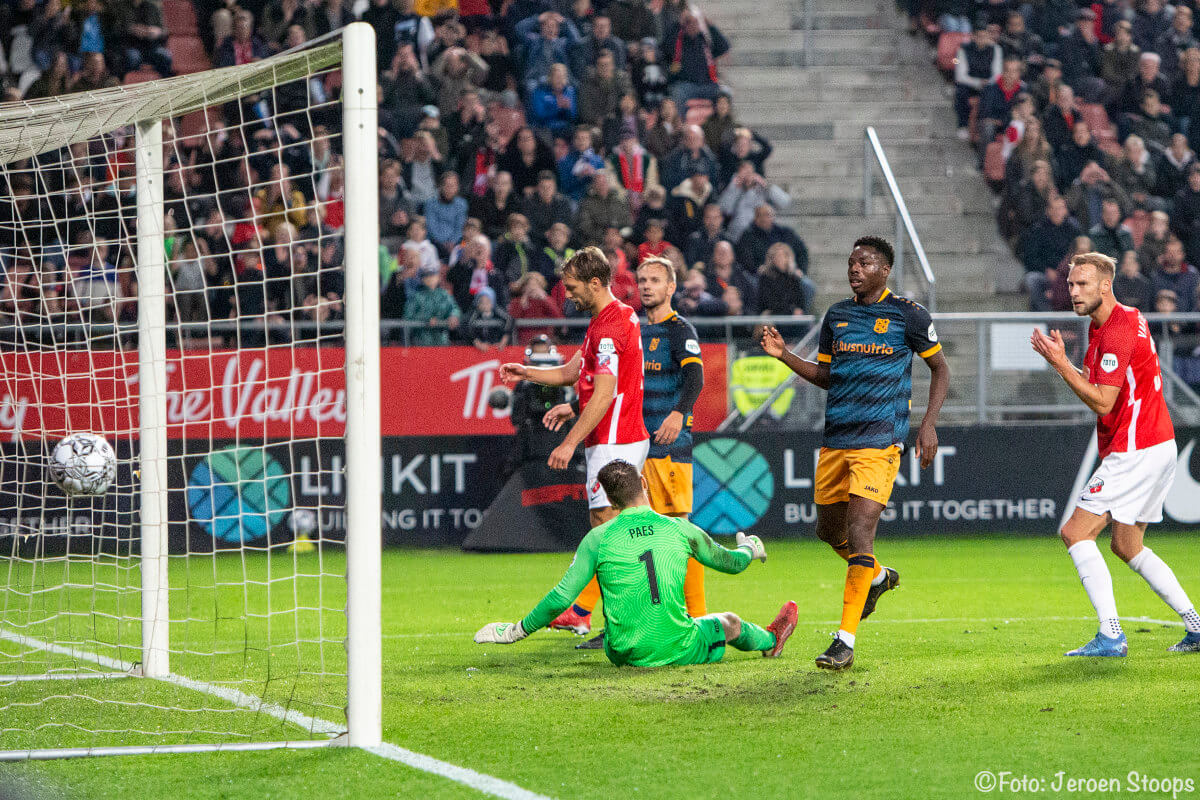 Domper: Aanvoerder Janssen heeft zojuist de bal langs doelman Paes in eigen doel geschoten.