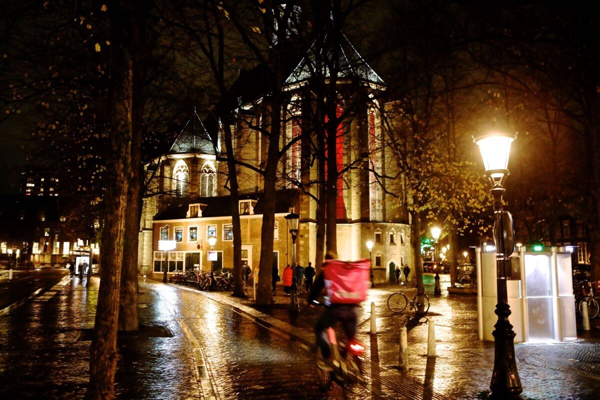 De Janskerk met bijzonder licht binnen en en buiten. Foto: Ton van den Berg