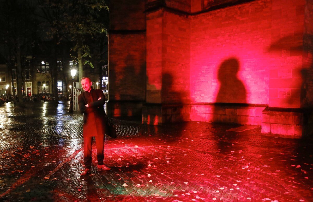 Wethouder Klaas Verschuure (D66) in het licht bij de Janskerk. Foto: Ton van den Berg