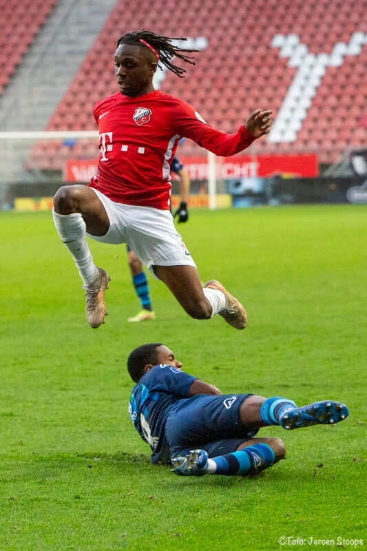 Zagre ontwijkt op stijlvolle wijze een tackle