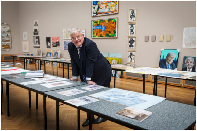 Jan van Zanen bij de tientallen portretten die van hem gemaakt zijn. Foto: Gemeente Utrecht