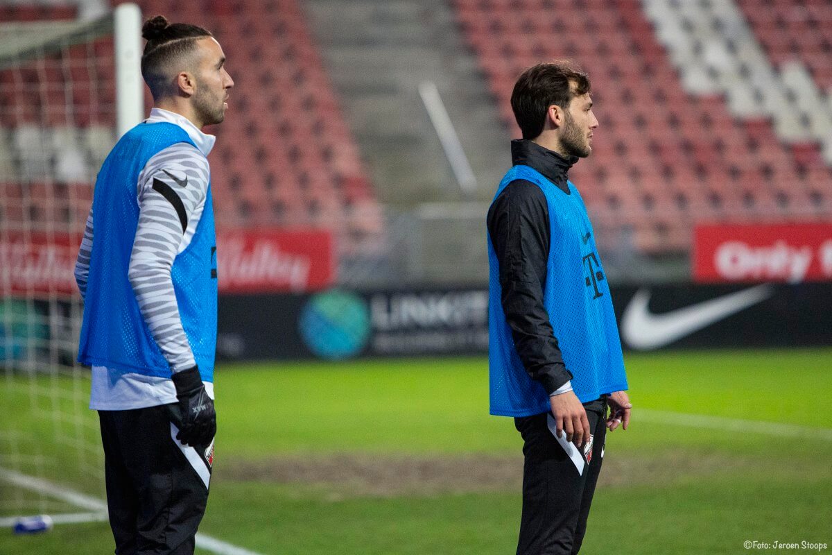 Van Overeem (r) werd voor de wedstrijd gehuldigd voor zijn 100ste wedstrijd. De 101ste laat nog op zicht wachten; Gisteren geen speelminuten. Hier kijkt hij met Mahi naar de verrichtingen van ploeggenoten.