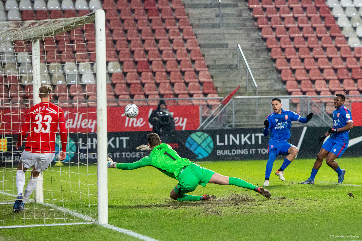 Van der Hoorn en Paes blijken kansloos: De 0-1 van oud FC Utrecht-speler Van Wolfswinkel is onderweg. Foto-verslag: Jeroen Stoops