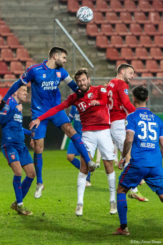 Strijd in het strafschopgebied: Van de Streek in duel met Twente-aanvoerder Pröpper.