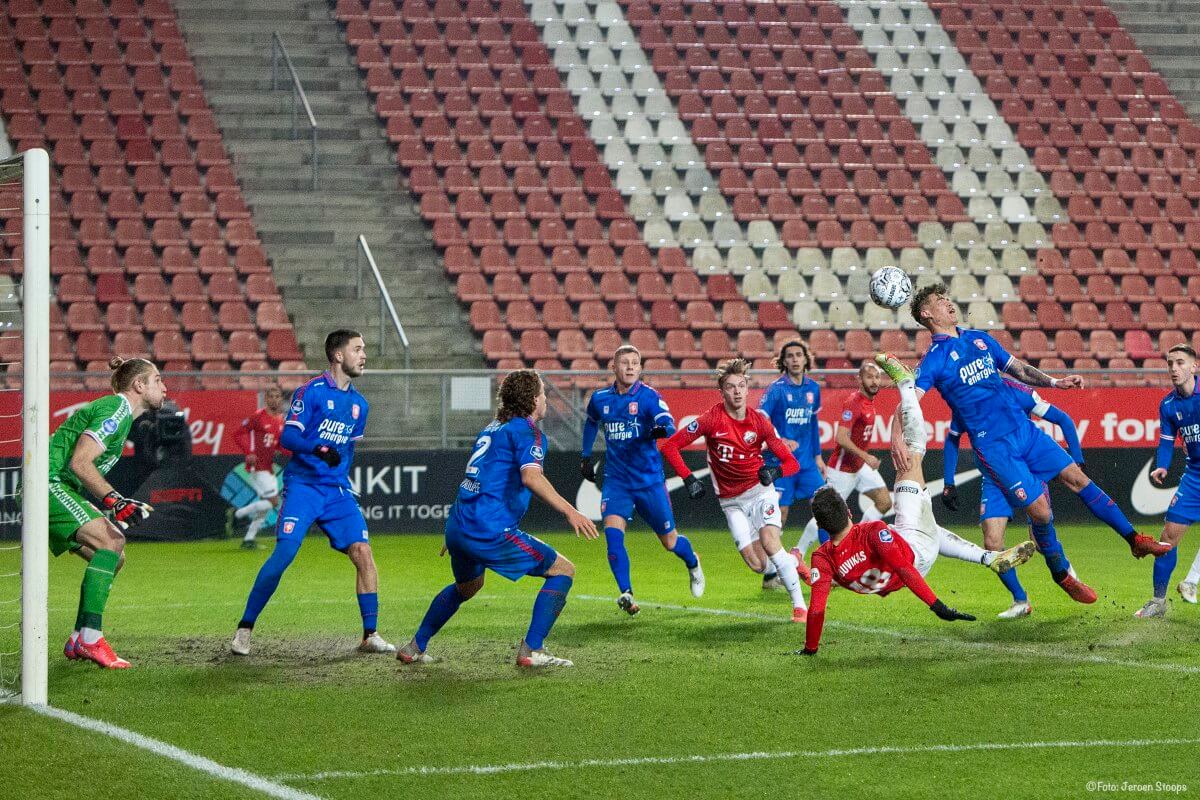 Douvikas had iets moois in gedachten. Het leverde helaas de 1-1 niet op.