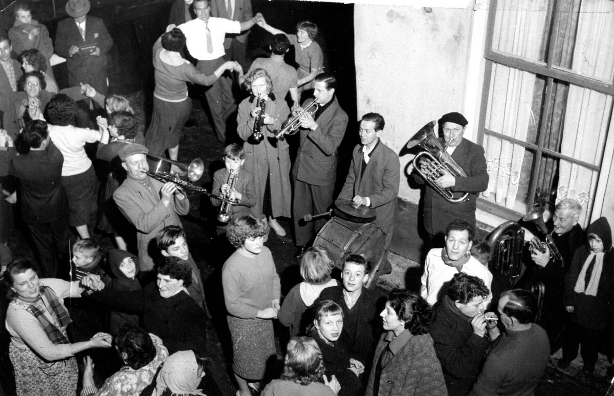 Straatorkest De Veermannen (en Van Olderen) op 1 januari 1959 hoek Kraanstraat en Gruttersdijk. Met alpinopet is Jan Veerman. Foto: Tieleman van Rijnberk