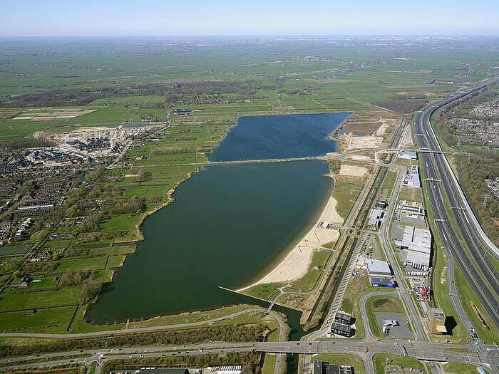 De Haarrijnseplas met bovenin rechts de strook waar zou kunnen worden gebouwd. Foto: gemeente Utrecht
