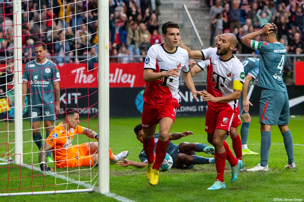 Kort na rust maakt Douvikas de 2-0.