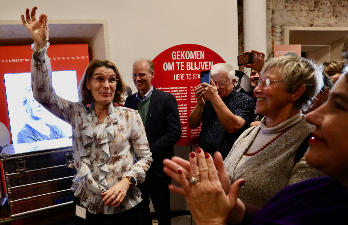 Chantal Keijspers, directeur Het Utrechts Archief, met een sleutel van de tijdscapsule. Foto: Ton van den Berg