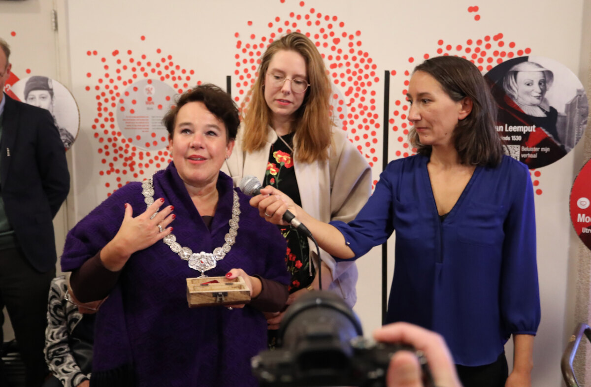 Burgemeester Dijksma en Merel Schrijvers en Carolien Arnold. Foto: Ton van den Berg