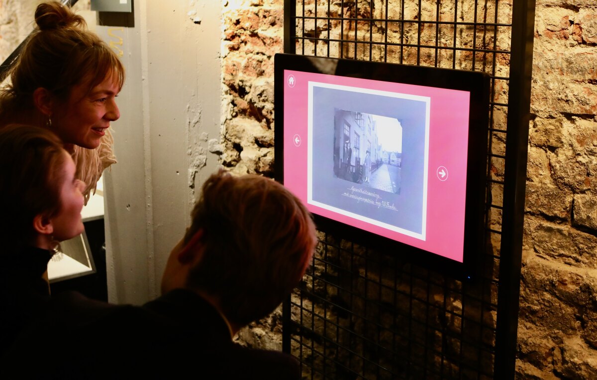 Bezoekers bekijken een gedigitaliseerd foto-album. Foto: Ton van den Berg