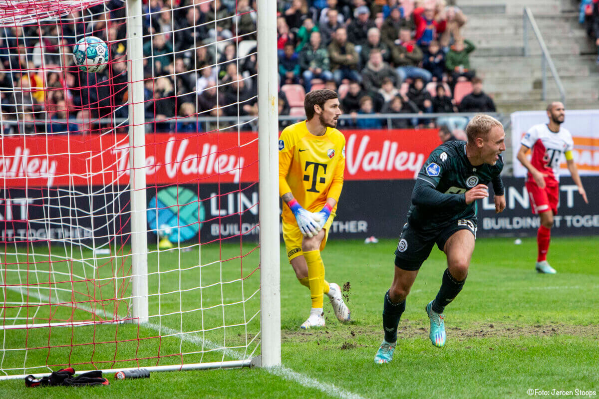 In de 40e minuut gaat het mis: Krüger scoort voor Groningen.