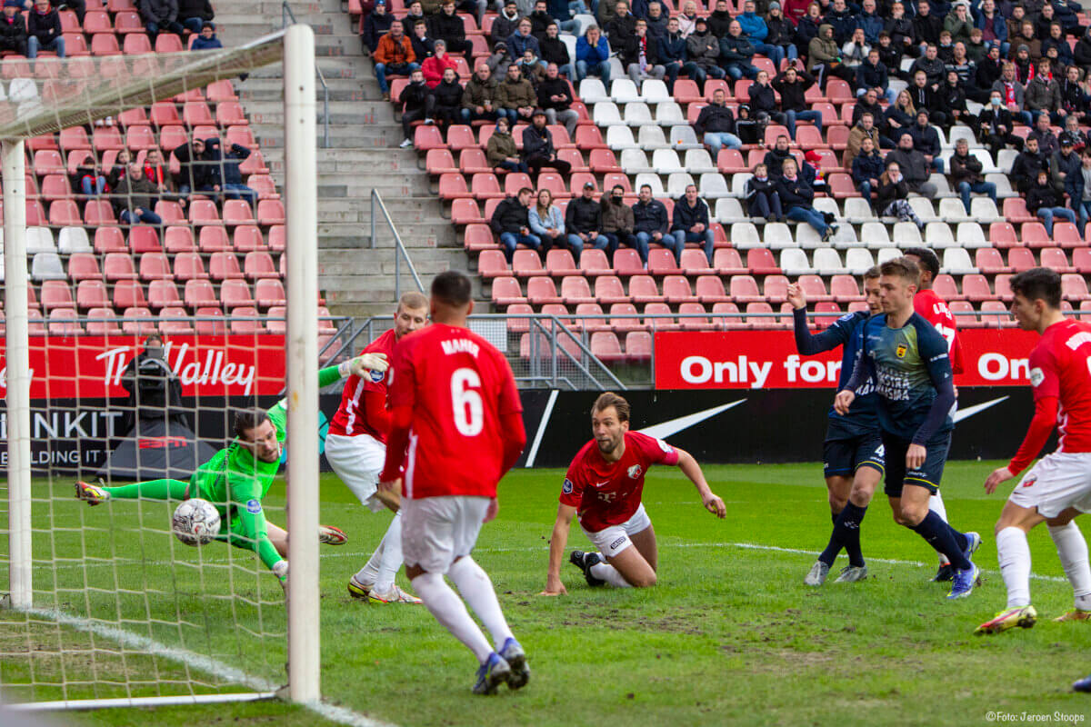 Willem Jansen ziet in de 8ste minuut de inzet van Schouten langs doelman De Keijzer gaan. Foto: Jeroen Stoops