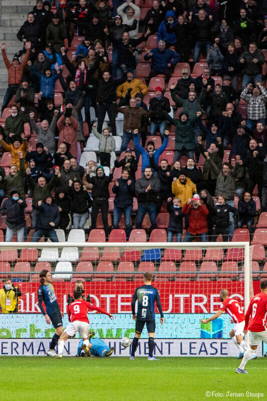 Douvikas zorgt met twee doelpunten dat het nog voor rust 2-2 wordt.