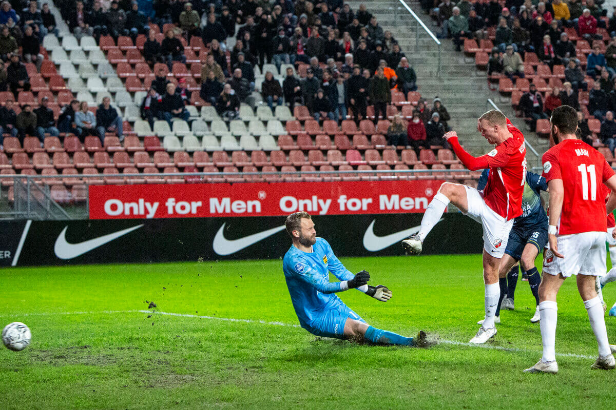 Henk Veerman schiet zijn eerste voor FC Utrecht binnen. Het blijkt de winnende te zijn.