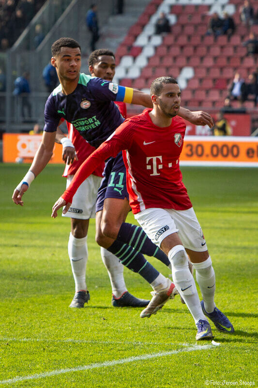 Maher was vanmiddag de aanvoerder van FC Utrecht. Hier in duel met de aanvoerde van PSV, Gakpo.