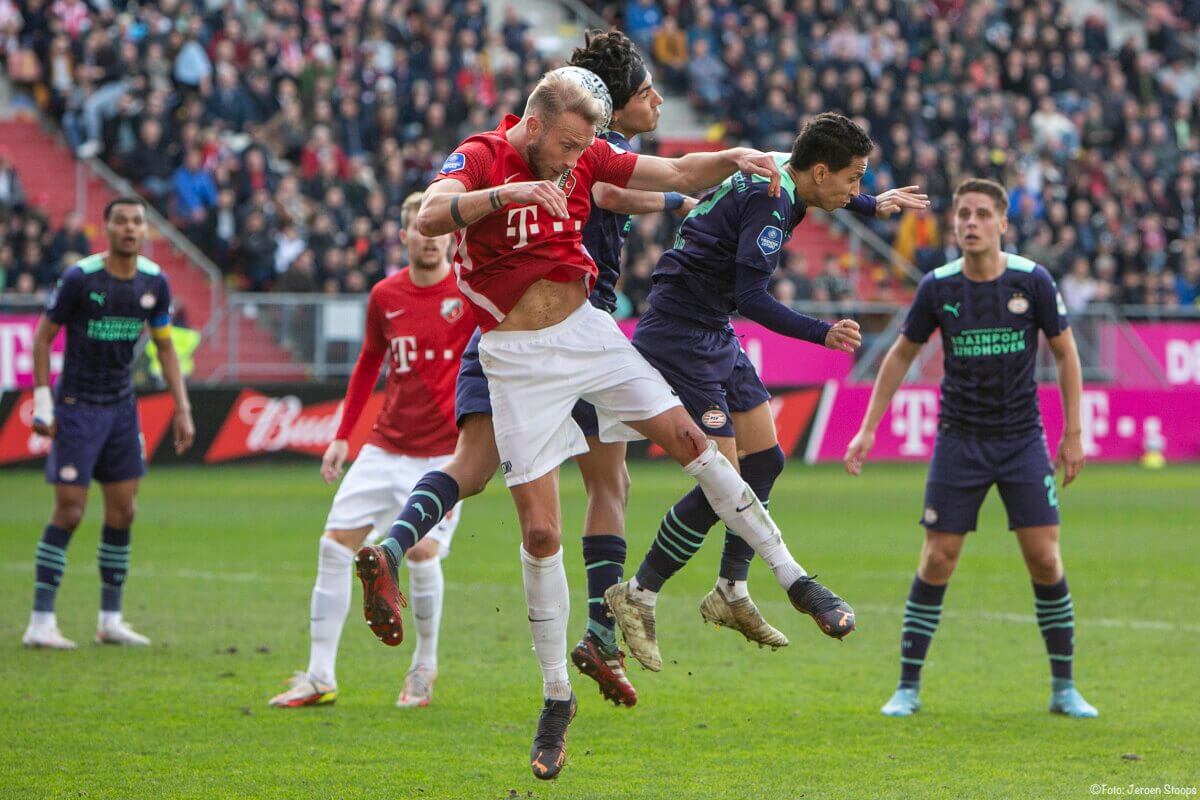 Van der Hoorn in duel om de bal.