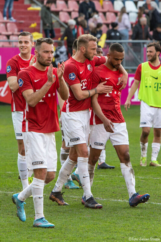 De spelers bedanken het publiek. Van der Hoorn troost een balende St. Jago.