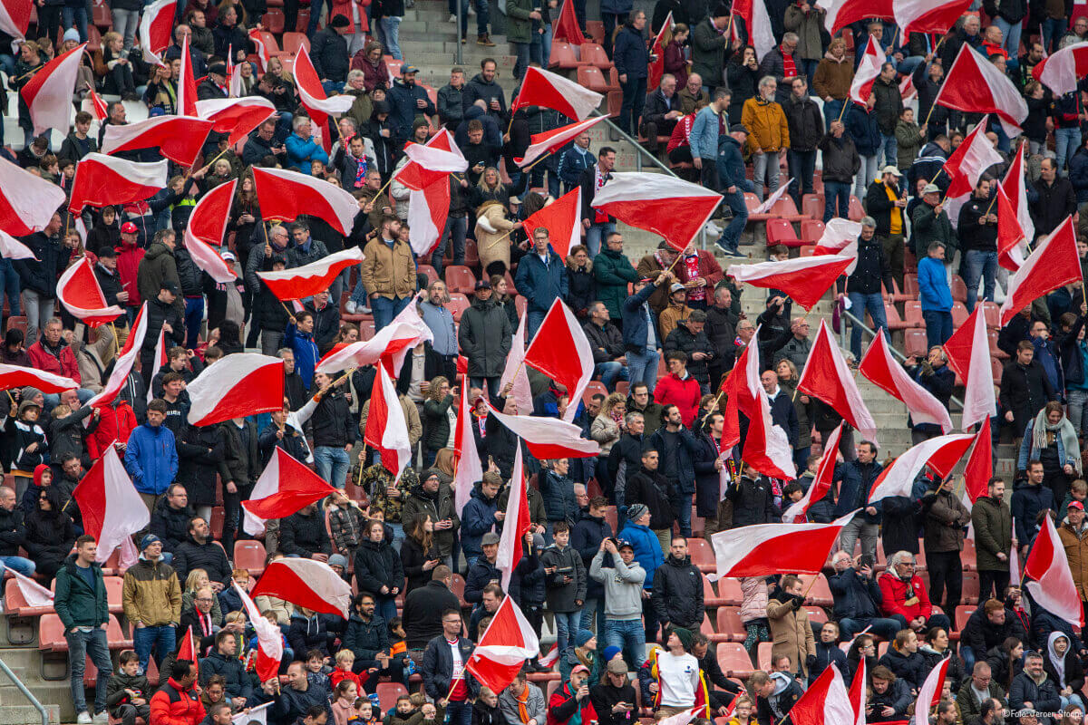 Bij de opkomst van de spelers zat de sfeer er nog goed in.