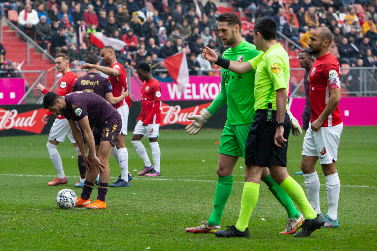 Na het bekijken van de beelden geeft Higler een penalty. Terwijl hij De Keijzer vertelt waarom, heeft El Hankouri de bal al op de stip gelegd.