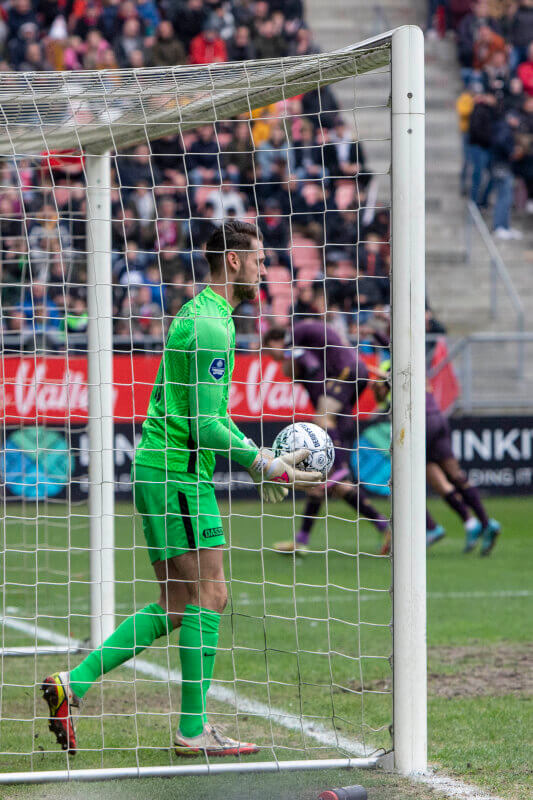 Binnen 10 minuten kan De Keijzer de bal twee keer uit zijn doel halen.