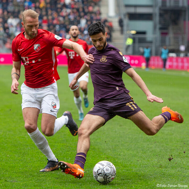 Van der Hoorn probeert El Hankouri te stoppen.