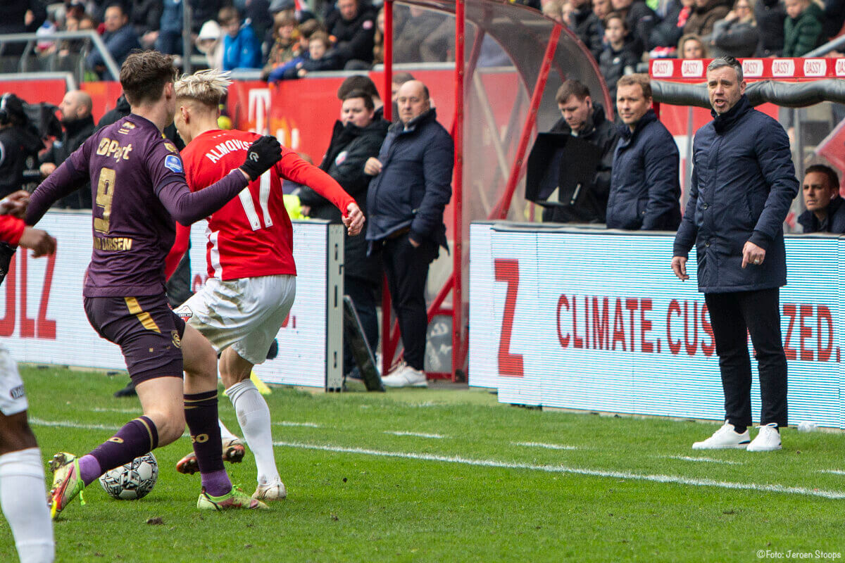 Hake langs de lijn bij de wedstrijd tegen FC Groningen. Links achter hem Ricky Kruys. Foto: Jeroen Stoops