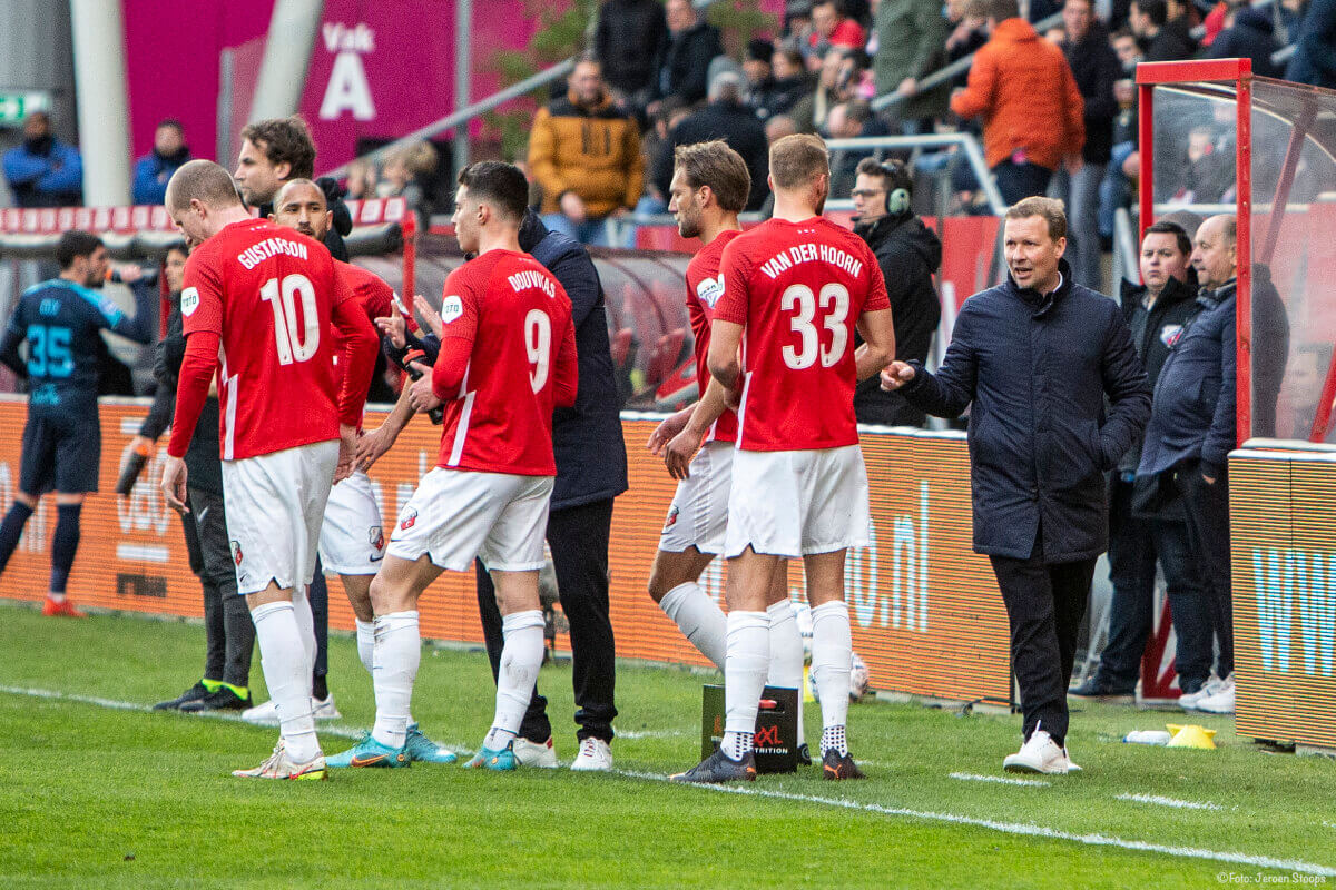 Kruys voor het eerst als hoofdcoach langs de lijn in de Galgenwaard.