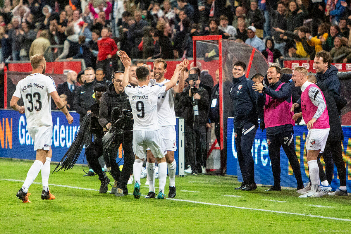 Een paar seconden na de publiekswissel komt Douvikas de door hem gemaakte 2-2 met Janssen vieren. Foto: Jeroen Stoops