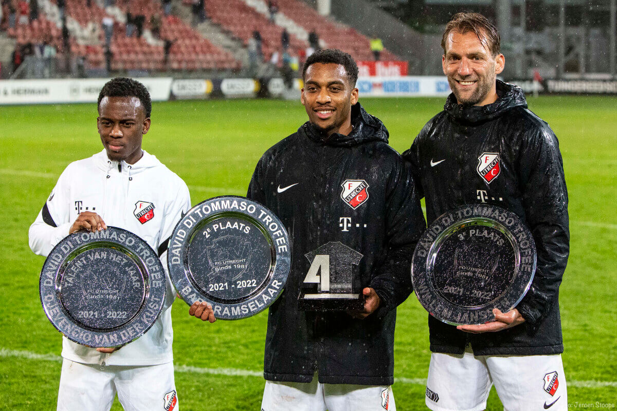 Quinten Timber (midden) won de Divid di Tomasso Trofee. Bart Ramselaar werd tweede. Hij is geblesseerd en staat niet op de foto. Willem Janssen (rechts) werd derde. Djevencio van der Kunst (links) werd uitgeroepen tot talent van het jaar.